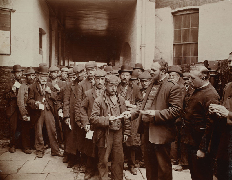 Лондон, 1902 год. Бедняки ждут возможности отоварить воскресные талоны Армии Спасения на бесплатный завтрак 