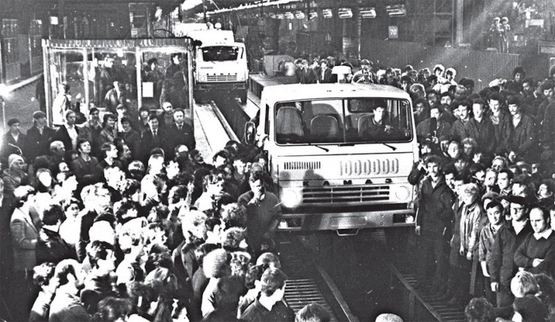 18 октября 1988 года с конвейера Камского автогиганта сошел миллионный грузовик КАМАЗ. Событие отметили скромно — торжественным митингом