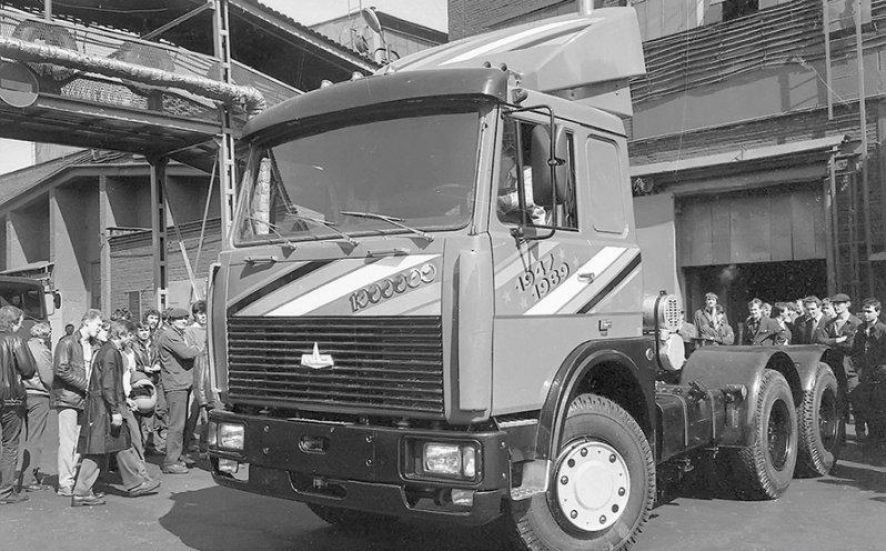 1989-й год: выпущен миллионный грузовик МАЗ. Им стал седельный тягач МАЗ-64221