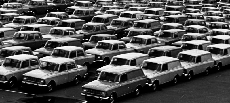 Автомобили «Москвич-408» на отгрузочной площадке завода. Москва, 1965.