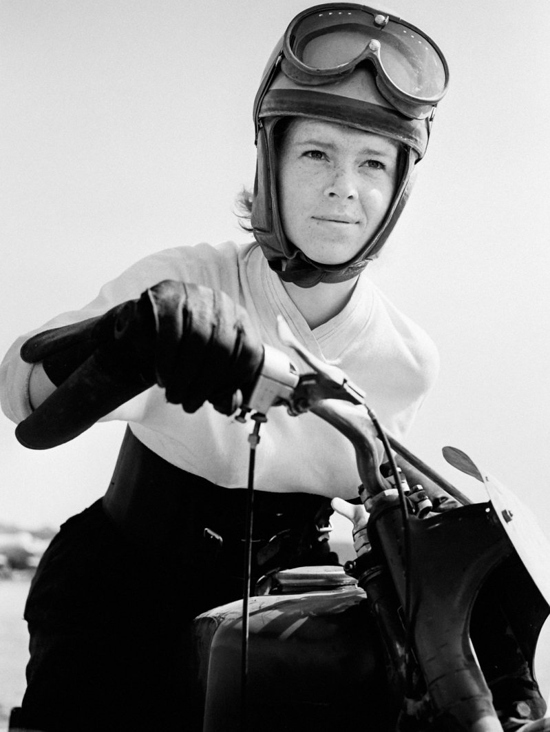 Победитель соревнований среди женщин, чемпион Москвы, мастер спорта Н.П. Кривошеева. Крылатское, Москва, 1965.