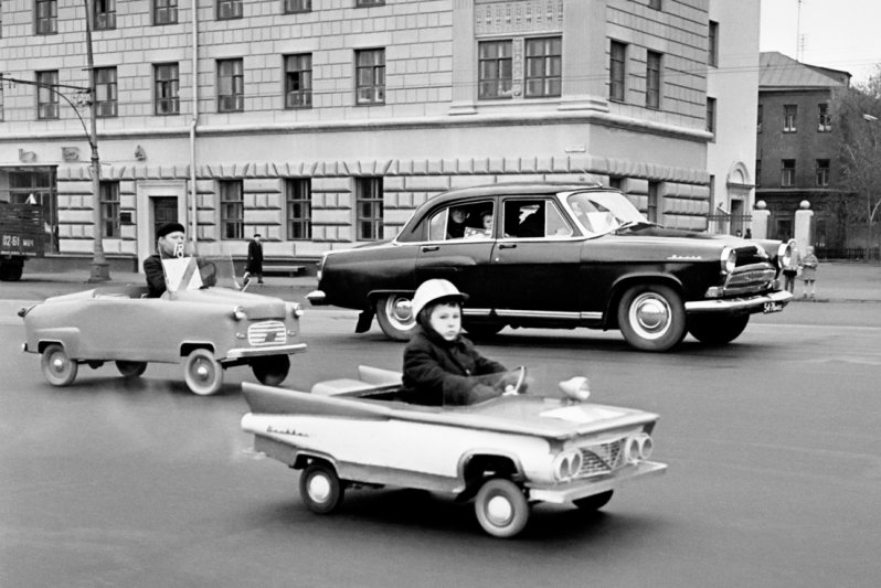 Праздник автомобилистов. На параде самодельных детских автомобилей. Москва, 1966.