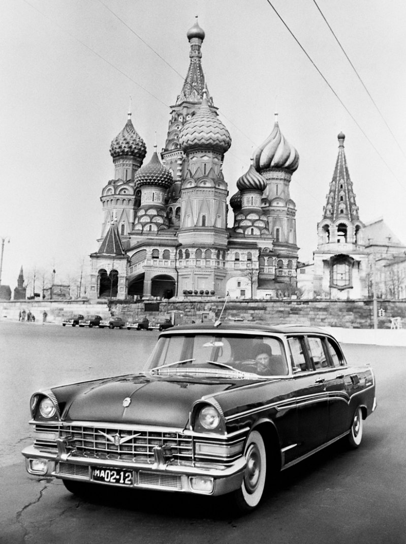 Пробный пробег нового автомобиля ЗИЛ-111 по городу. Москва, 1959.
