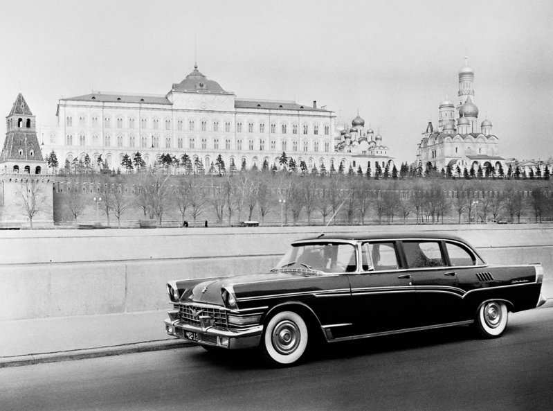 Пробный пробег нового автомобиля ЗИЛ-111 по городу. Москва, 1959.