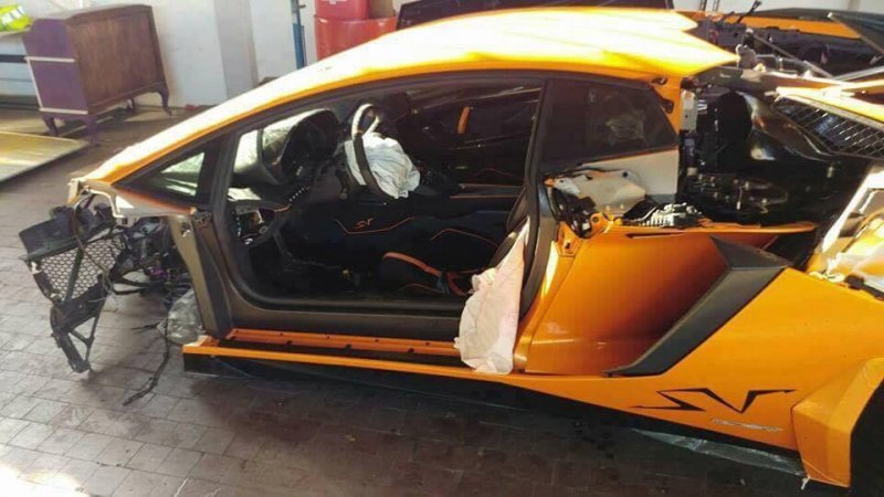 В Италии у Lamborghini Aventador SV оторвало "морду"