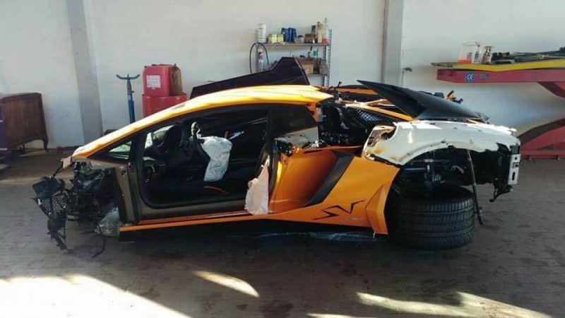 В Италии у Lamborghini Aventador SV оторвало "морду"