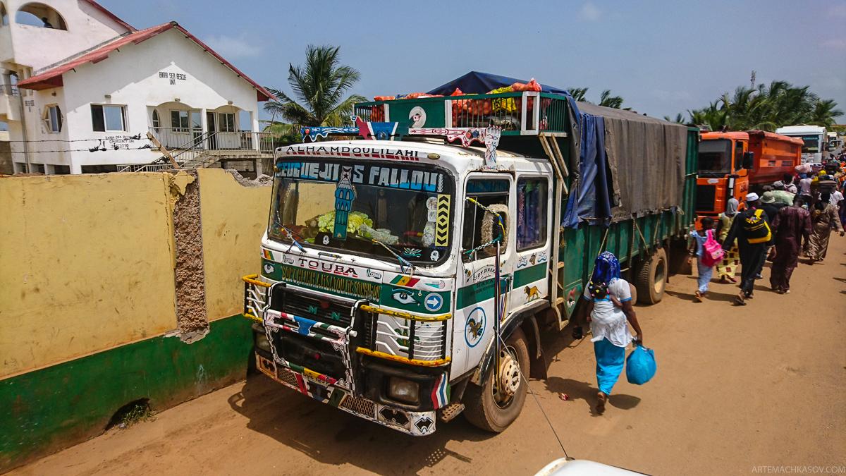 Перевозка людей в грузовом автомобиле. Грузовики в Африке. Автомобили в Африке. Автотранспорт в Африке. Автомобильный транспорт Африки.