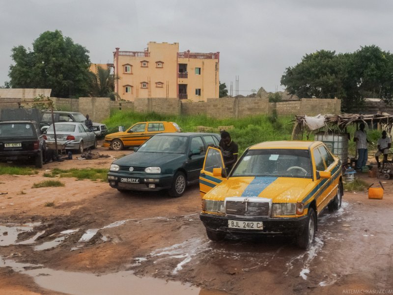 Большая часть дорог в стране грунтовая, гамбийцы любят красивые чистые машинки, поэтому моют машины на каждом углу.