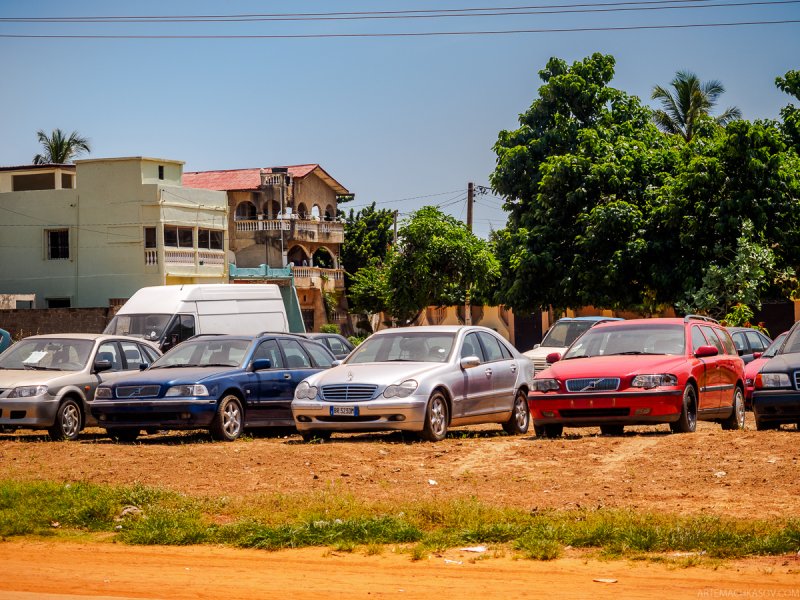 Вот такой краткий обзор автомобильного парка. Теперь давайте посмотрим, как выглядит автомобильная барахолка в Гамбии, и что на ней можно купить. 