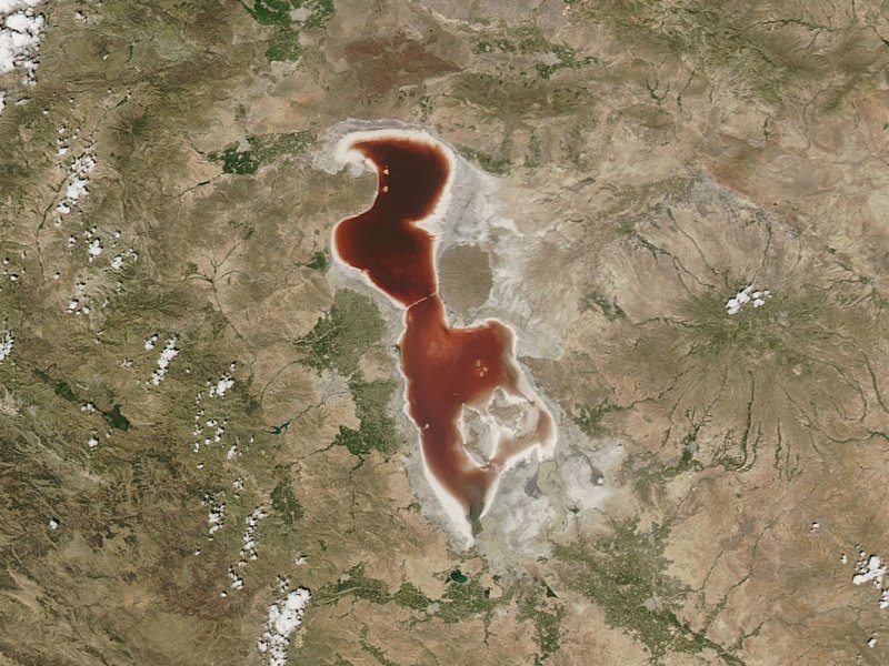 Иранское озеро Урмия меняет цвет 