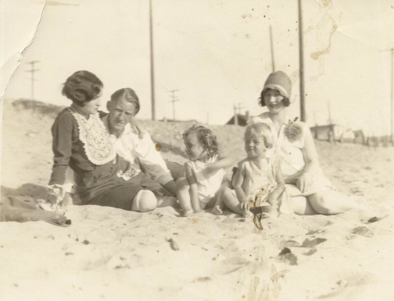 В 1942 году Дока по работе перевели на восточное побережье США, и семья уже не могла взять с собой Норму.