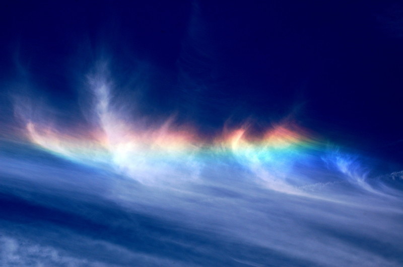 18. Округло-горизонтальная дуга ("огненная радуга"). Редкий оптический эффект, возникающий в верхних слоях перистых облаков при преломлении солнечных лучей, проходящих через горизонтально расположенные плоские шестиугольные кристаллы льда