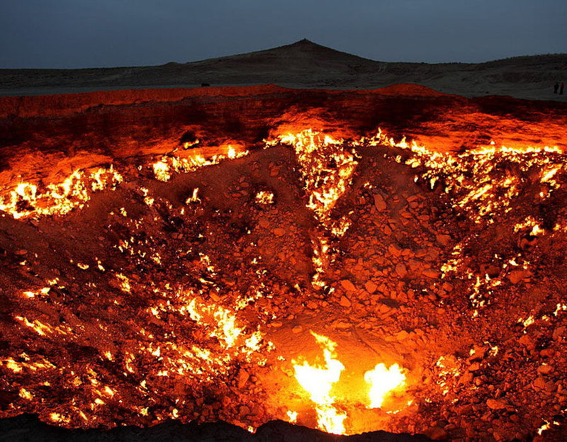 14. Дарваза ("Дверь в преисподнюю"). Газовый кратер в Туркменистане диаметром 60 м и глубиной около 20 м
