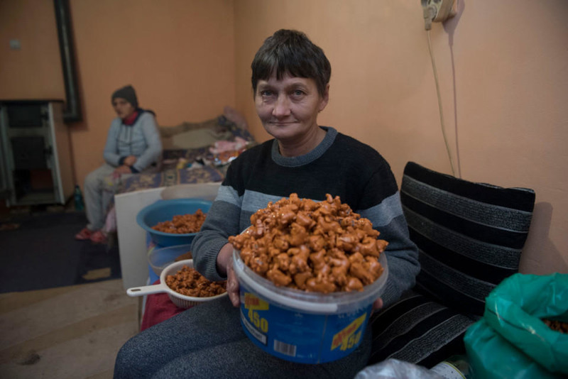 Детский труд за 17 рублей в час или как фасуют игрушки для шоколадных яиц