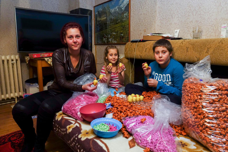Детский труд за 17 рублей в час или как фасуют игрушки для шоколадных яиц