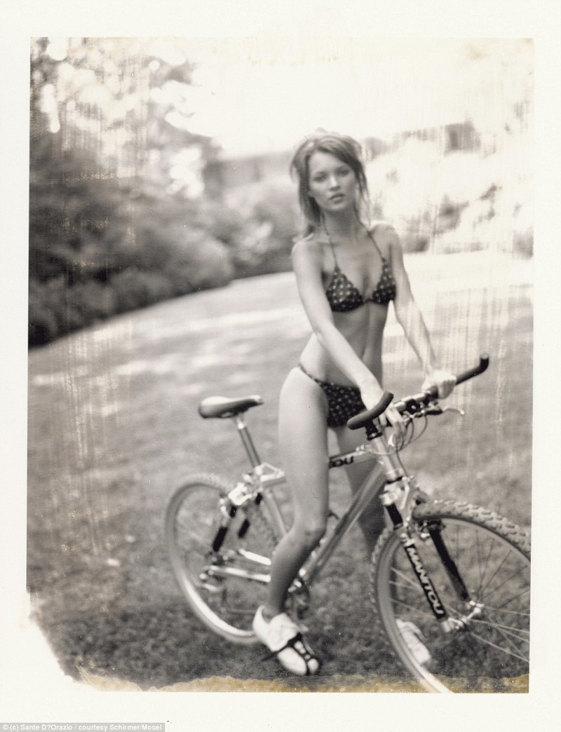 Кейт Мосс в купальнике на велосипеде