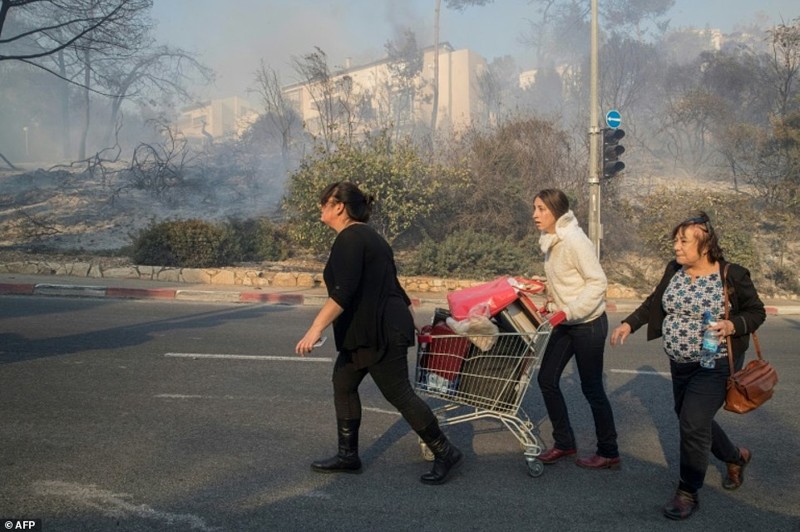 Израильтяне покидали свои дома в спешке. Сейчас, когда пожары почти удалось потушить, люди могут возвращаться обратно