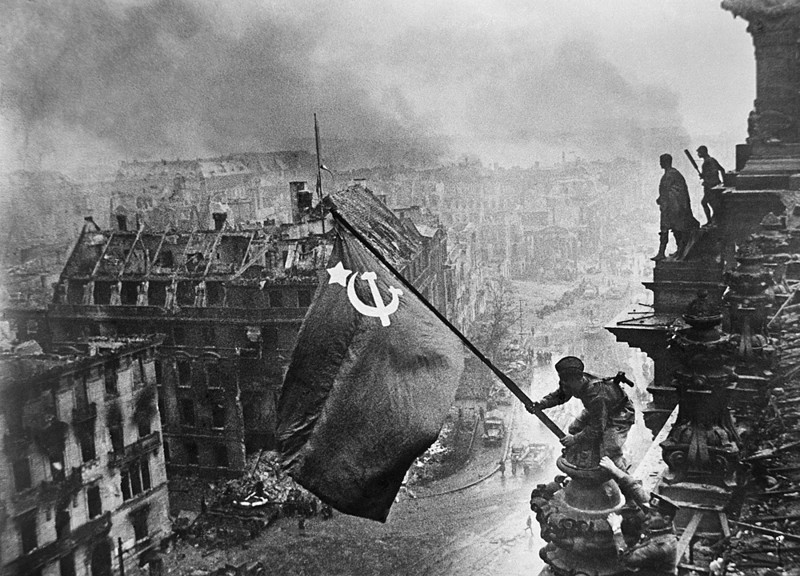 Флаг над Рейхстагом, 1945 год