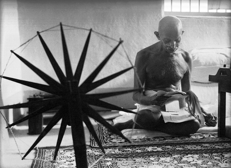 Ганди с прялкой, 1946 год