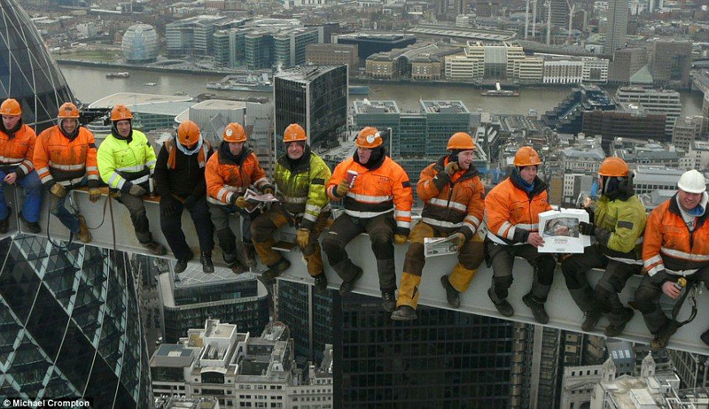 Ремейк 2011 года, Лондон, рабочие на крыше Heron Tower.