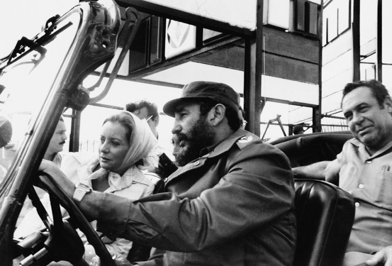 6 июня 1977 года: Кастро за рулем ГАЗ-69 показывает американской журналистке Барбаре Уолтерс достопримечательности Кубы