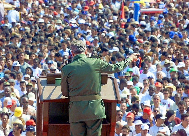 Кастро обращается к тысячам людей на площади Революции в Гаване в 2000 году, отмечая Первомай и требуя возвращения 6-летнего кубинца Элиана Гонсалеса из США.