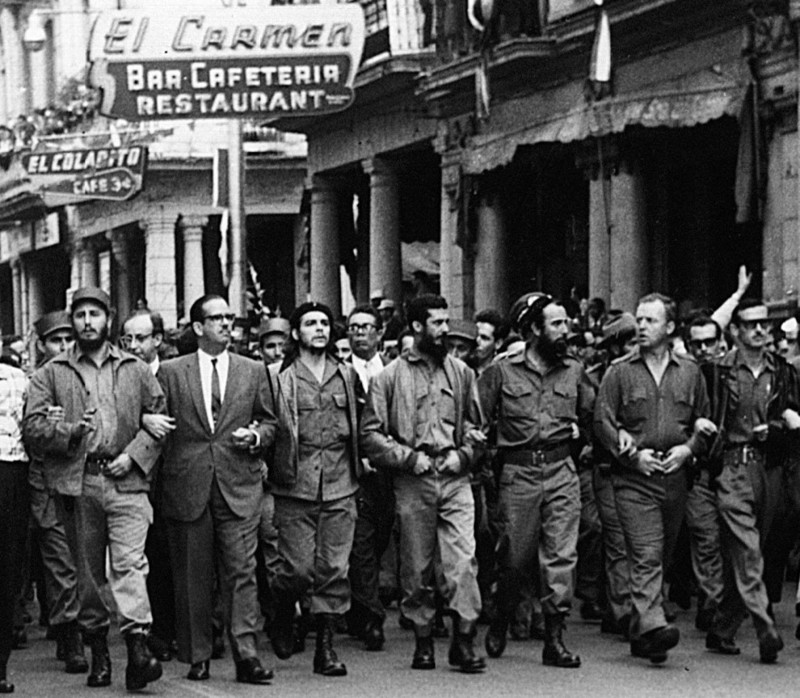 Кубинские лидеры, в том числе Кастро и Гевара, во главе похоронной процессии жертв взрыва La Coubre в 1960 году.