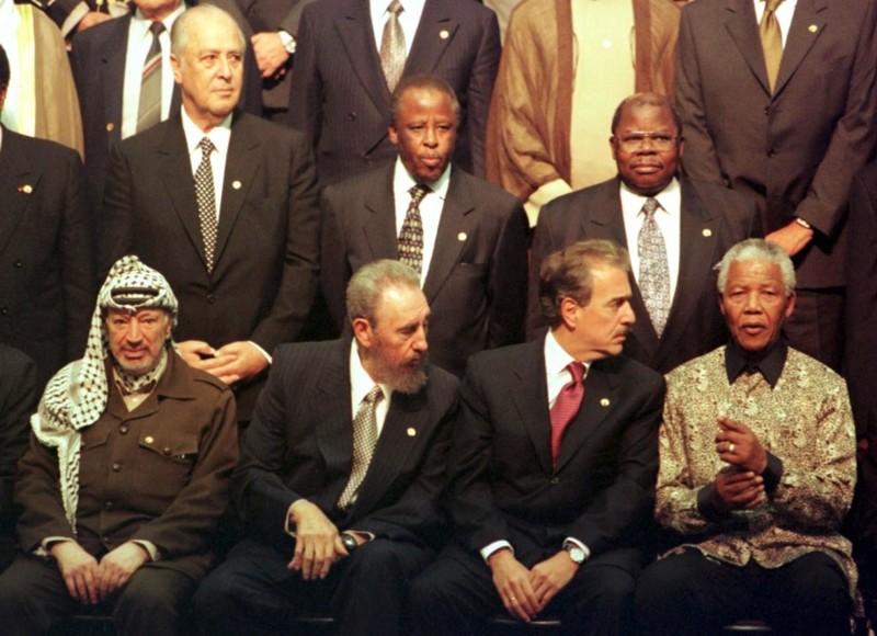 Кастро, президент Колумбии Андрес Пастрана, президент ЮАР Нельсон Мандела и президент Палестинской автономии Ясир Арафат во время группового снимка на 12-м саммите Движения неприсоединения в Дурбане в 1998 году.