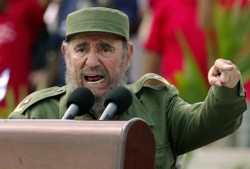 Кастро выступает во время демонстрации в Гаване на Плаза-де-ла-Революсьон в 2005 году.