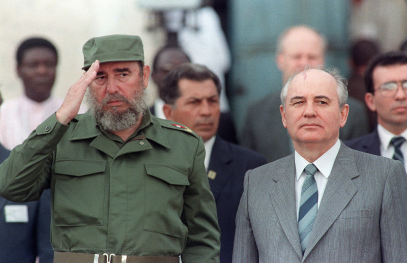 Кастро приветствует Генерального секретаря ЦК КПСС Михаила Горбачева во время официальной церемонии прибытия в Гавану в 1989 году.