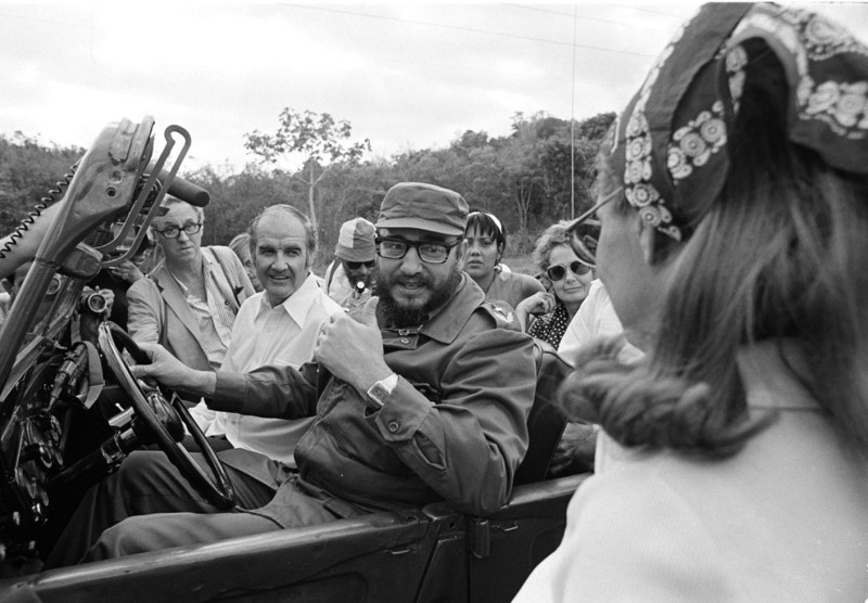 Кандидат в президенты США Джордж Макговерн в ходе поездки на джипах с Кастро во время своего визита на Кубу в 1975 году.