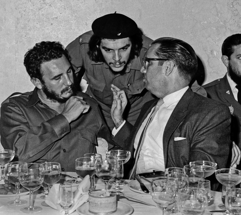 Кастро, Гевара и президент Кубы Освальдо Дортикос за обедом в 1960 году.
