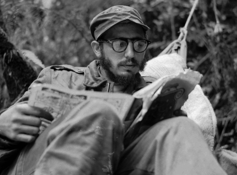 Кастро читает на базе повстанцев в горах Сьерра-Маэстра в 1957 году.