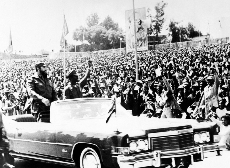 Кастро едет в открытом автомобиле с подполковником Менгисту Хайле Мариамом, во время прибытия в Эфиопию в 1978 году.