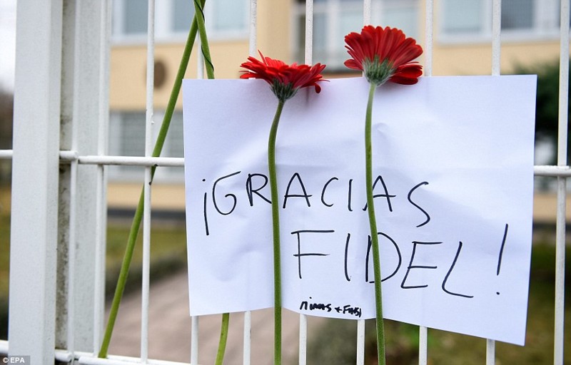 Цветы и записка на испанском "Спасибо, Фидель!" у посольства Кубы в Берлине