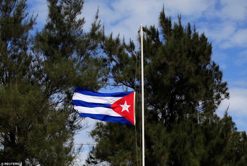 Все государственные флаги на Кубе приспущены в знак траура по вождю