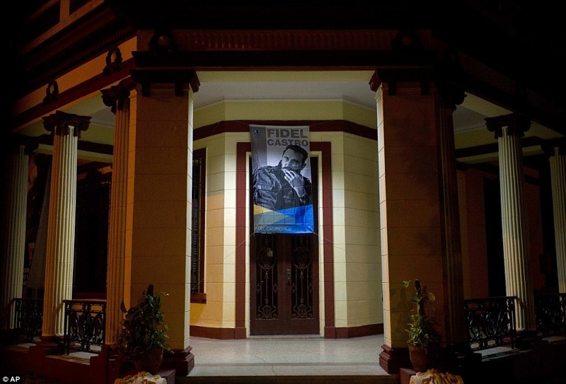 Портрет Фиделя Кастро на правительственном здании