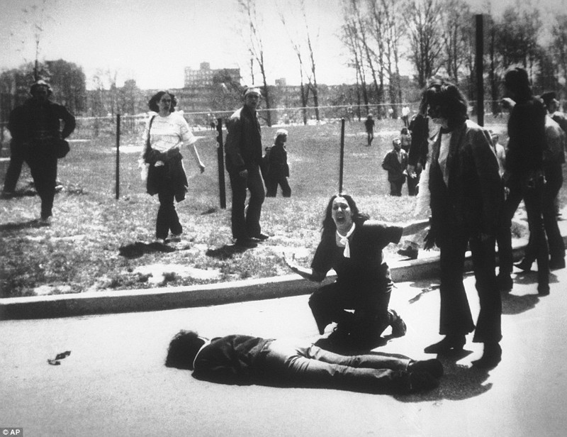 Расстрел студентов на кампусе Kent State University, штат Огайо, 4 мая 1970 года: нацгвардия стреляла в толпу демонстрантов, убив четверых.