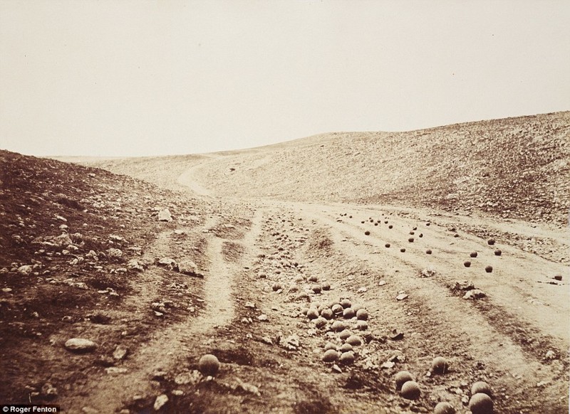 Свидетельство Крымской войны: Роджер Фентон сделал это фото в "Долине смерти" на берегу Черного моря в 1855 году.    