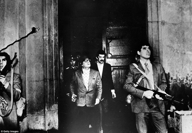Вооруженные охранники обеспечивают безопасность чилийскому президенту Сальвадору Альенде, который покидает  Президентский дворец Монеда во время военного переворота, в ходе которого он был свергнут и убит.