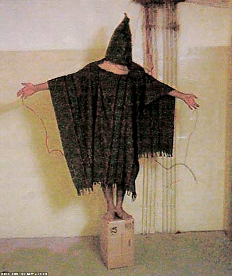 Иракский заключенный в тюрьме Абу-Грейб. Вооруженные силы США подверглись критике после скандала 2004 года.