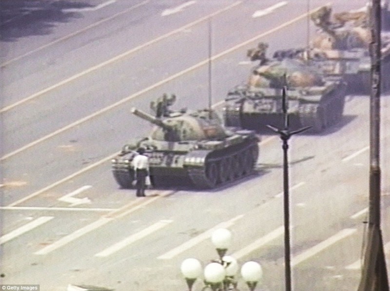 5 июня 1989 г. Этот человек смело стоит перед китайским танком (после бойни на площади Тяньаньмэнь).
