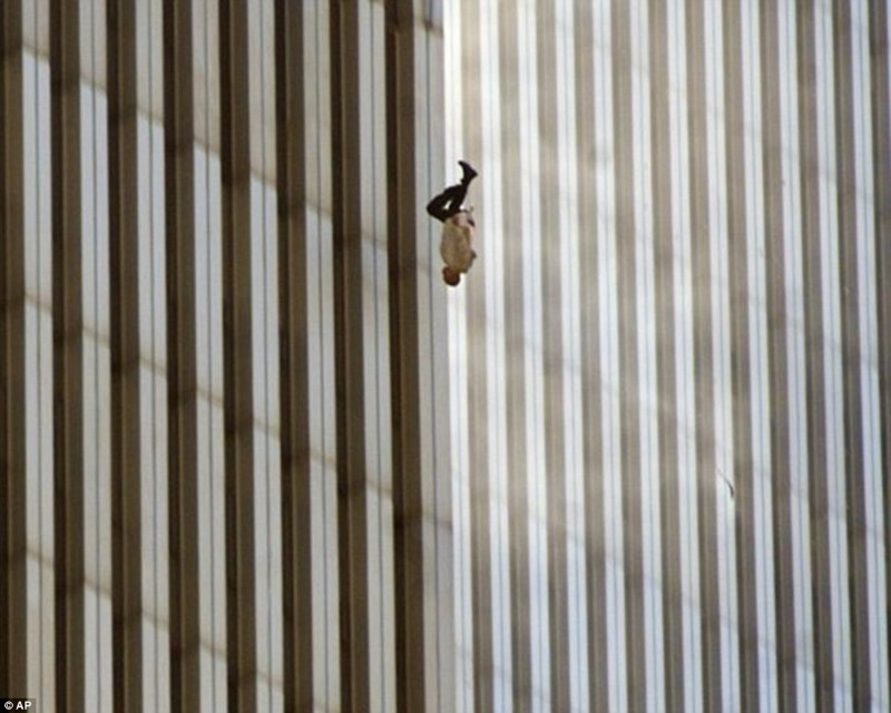 Падающий человек: фотограф Ричард Дрю снял падение человека после того, как два авиалайнера врезались в две башни Всемирного Торгового центра 11 сентября 2001 года  