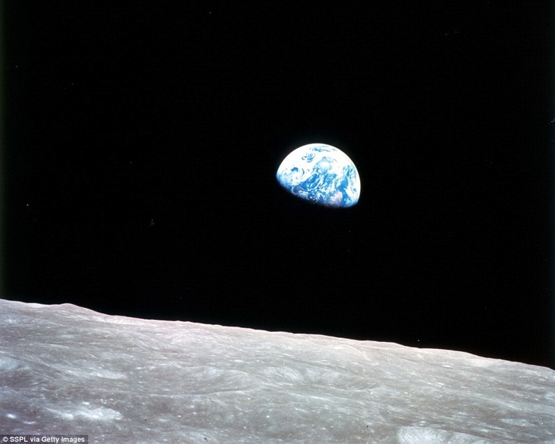 Этот вид Земли встретил астронавтов Аполлон-8, как они вышли из-за Луны. Снимок был сделан 24 декабря 1968 года, ровно через 75 часов, 48 минут и 41 секунд после того, как Аполлон-8 взлетел.