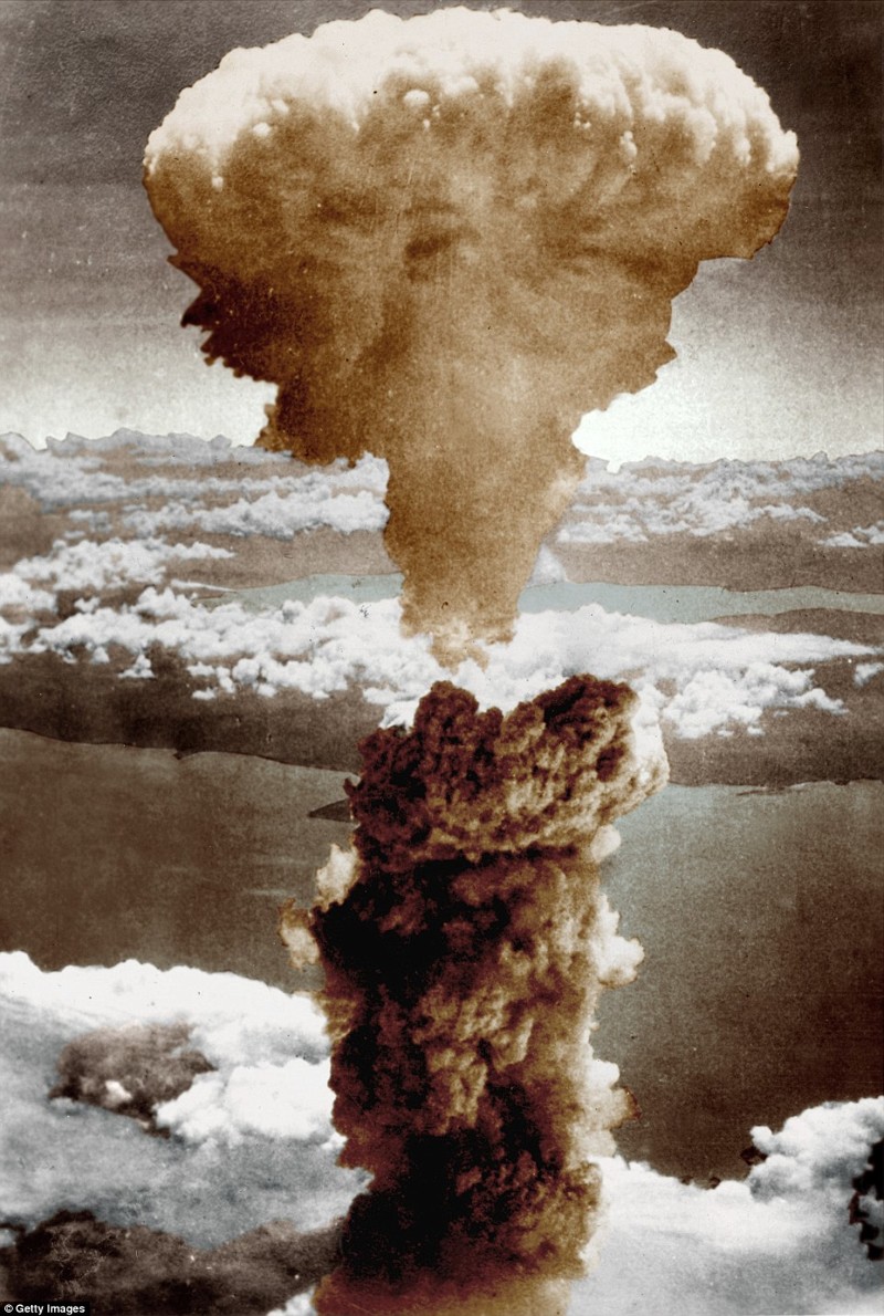 Ядерный гриб второй атомной бомбы над Нагасаки, Япония, 9 августа 1945 года  
