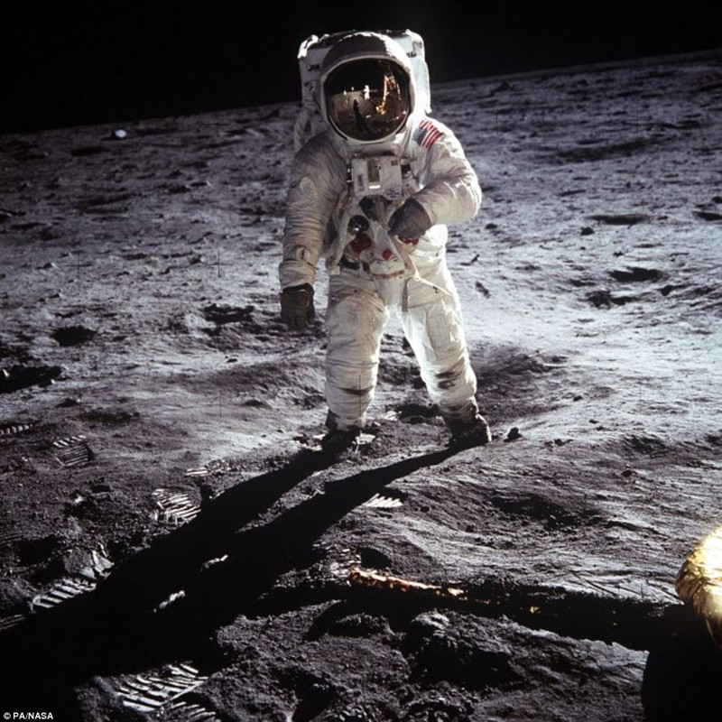 Астронавт Базз Олдрин ходит по поверхности Луны в ходе миссии Аполлон-11 20 июля 1969 года (фото Нила Армстронга) 