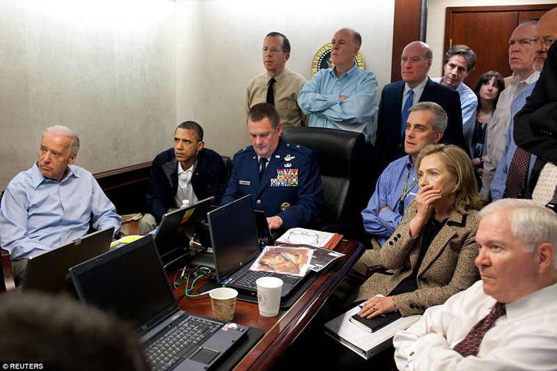 Президент США Барак Обама, вице-президент Джо Байден, госсекретарь Хиллари Клинтон и министр обороны Роберт Гейтс смотрят на штурм убежища Усамы бен Ладена в 2011 году