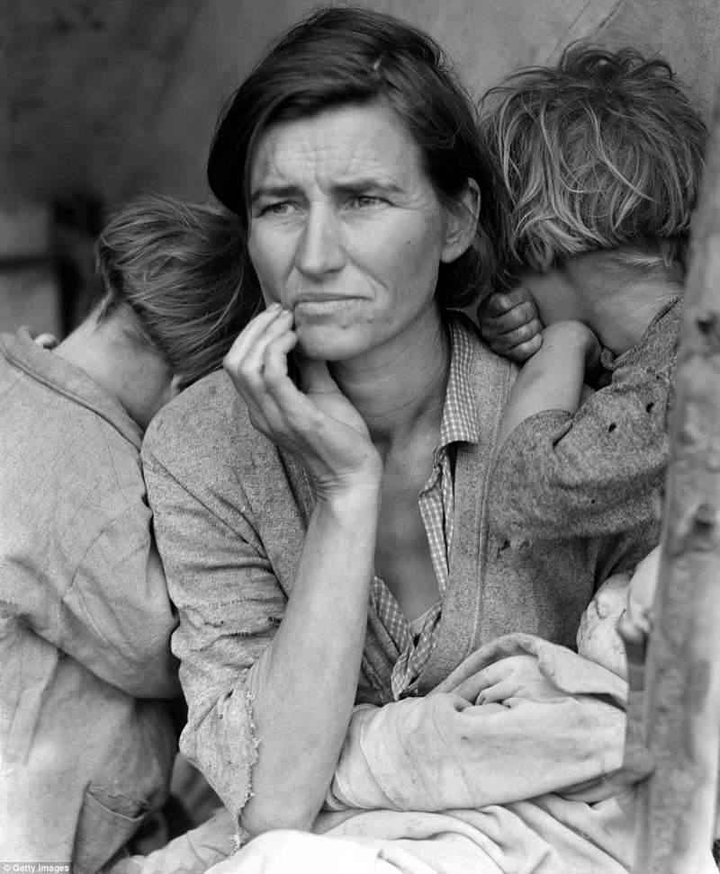 Френсис Оуэнс Томпсон со своими детьми в Хобокен, штат Нью-Джерси, 1936. Фото Дороти Ланге о том, как во время Великой депрессии справлялись простые семьи. 