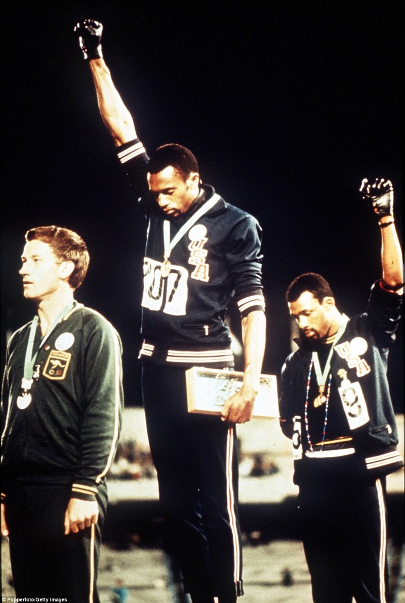 Равенство: американские спринтеры Томми Смит и Джон Карлос на 1968 Олимпийских играх в Мехико  подняли руки в знак протеста против угнетения чернокожих в США