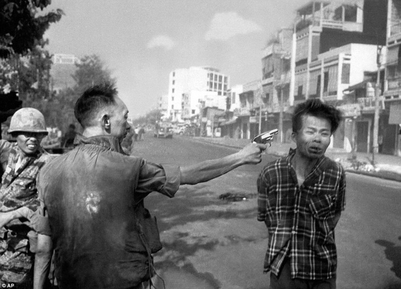 Фото Эдди Адамс во Вьетнаме, 1 февраля 1968 г. Бригадный генерал Нгуен Нгок Займа, начальник национальной полиции (держит пистолет), расстреливает Нгуен Ван Лема, участника Национального фронта освобождения. 
